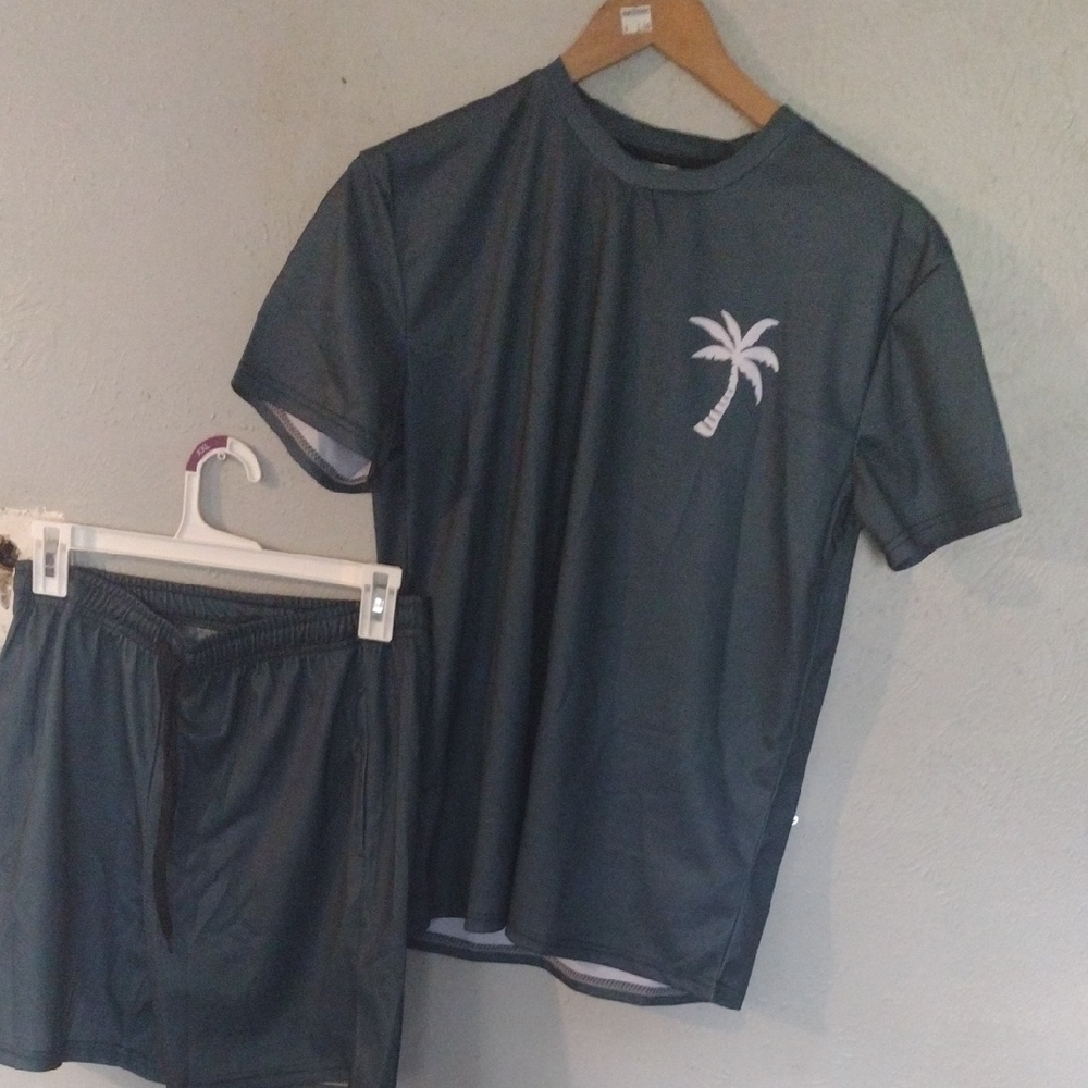 Tropical Vibes: Dark Green Palm Tree T-Shirt & Shorts Set (XS) - Picture 2 of 5